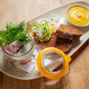 Селедка маринованная с мятым картофелем