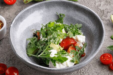 Салат с печеной свеклой и страчателлой