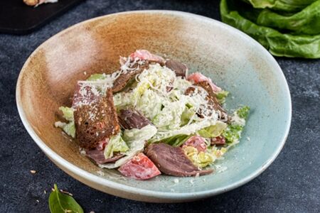 Салат Цезарь с запечённым гусём