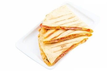 Кесадилья с курицей и томатами