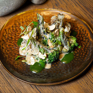 Брокколи и цветная капуста в кунжутно-ореховом соусе