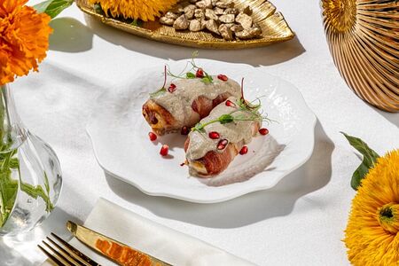 Куриный рулет в беконе со сливочно-грибным соусом