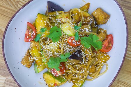 Паста с курицей и овощами