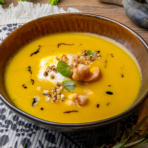 Крем-суп из тыквы на миндальном молоке со страчателлой и креветками