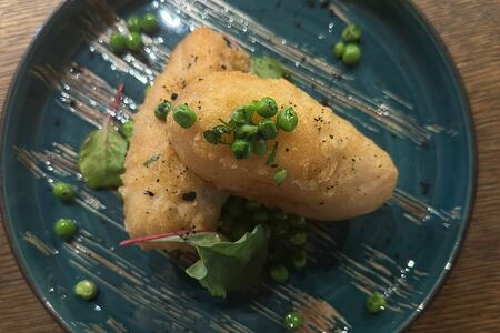 Судак в кляре с зелёным горошком