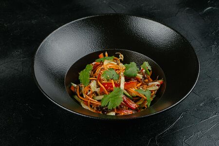 Салат из ростков пшеницы со свежими овощами