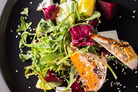 Салат с куриным филе и запеченной свеклой