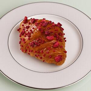 Круассан малиновый