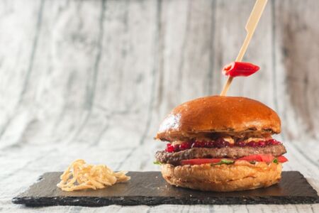 Бургер с брусникой