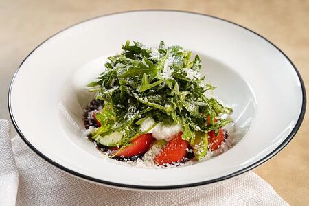 Салат с бакинскими томатами и страчателлой