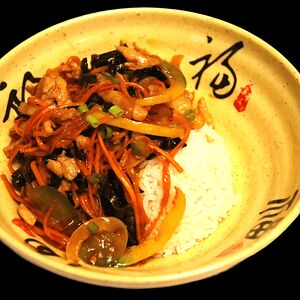 Рис с ароматной свининой с овощами в остро-сладком соусе Юйсян