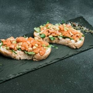 Брускетта с лососем