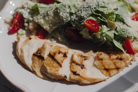 Салат Цезарь с курицей