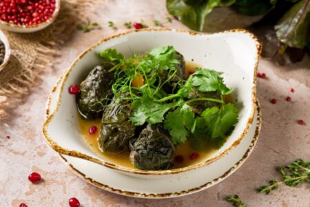 Долма с курицей, черносливом и айвой с мятным мацони