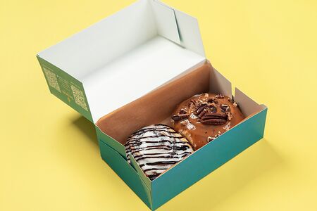 Комбо 1 шоколадная булочка и 1 с корицей, карамелью и орехом пекан