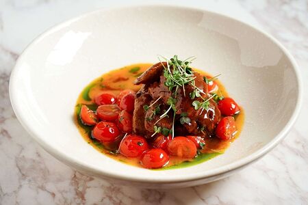 Язычки ягненка с молодым горошком и томатами