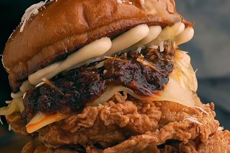 Бургер со свининой и картофель фри