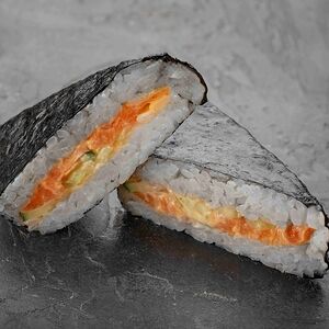 Онигири с лососем 