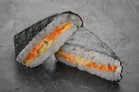 Онигири с лососем 