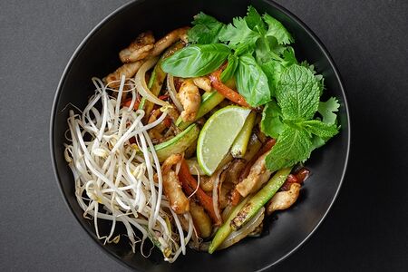 Стир-фрай с курицей и соусом свит чили 