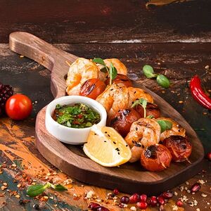 Креветки и черри с соусом чемичурри