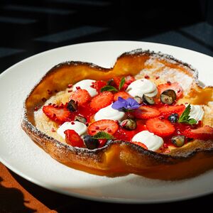 Голландский блинчик с ягодами и творожным кремом