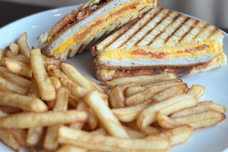 Сэндвич с красной рыбой и фри