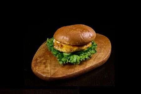 Бургер с куриной котлетой