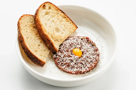 Тар тар из говядины с пармезаном