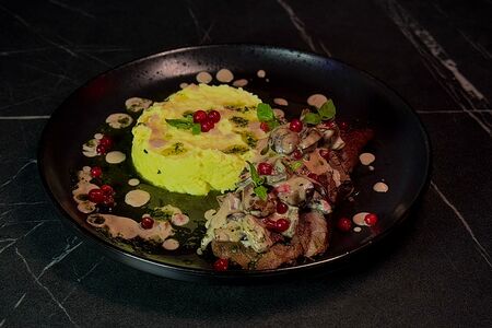 Томленая говядина с мятым картофелем