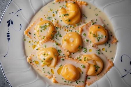 Пельмени с крабом и соусом бермонте