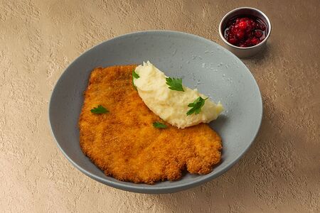 Куриный шницель с брусничным соусом и картофельным пюре