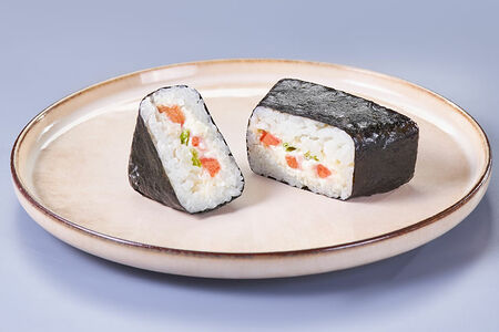 Онигири с беконом и томатом