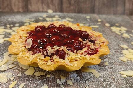 Кростата с творогом и вишней