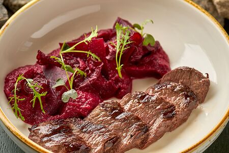 Оленина с муссом из свеклы 