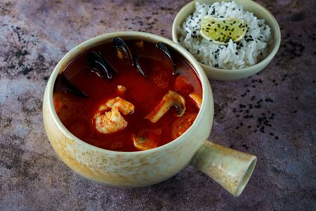 Том ям с креветками, мидиями и кальмаром 