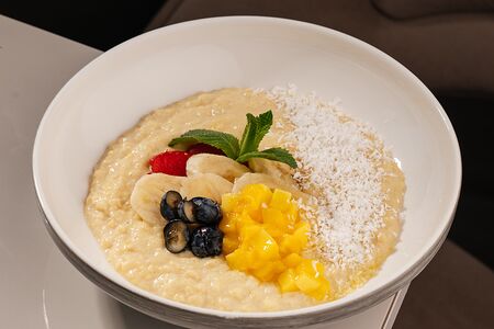 Каша пшенная с манго и ягодами