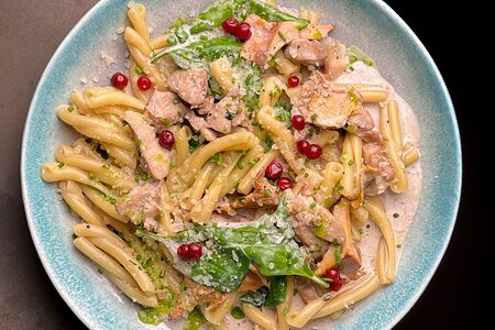 Паста Казаречче с бедром кролика, лисички и трюфельный соус