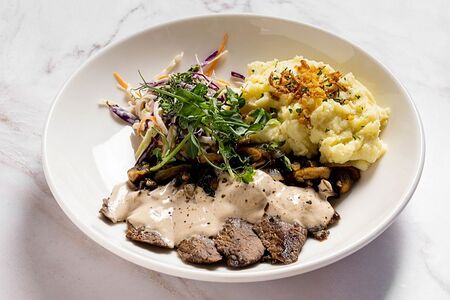 Говядина с пюре и салатом 