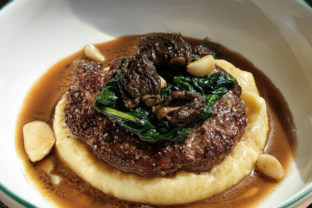 Бифштекс, картофельное пюре, шпинат