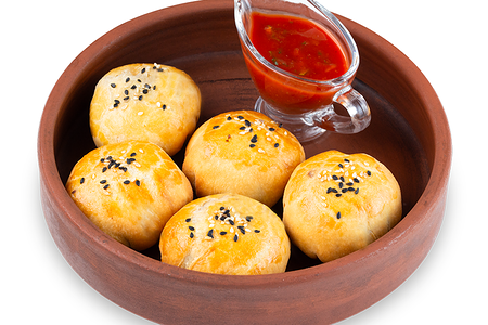 Мини-самса с бараниной и соусом сацебели