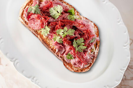 Брускетта с ростбифом и вялеными томатами