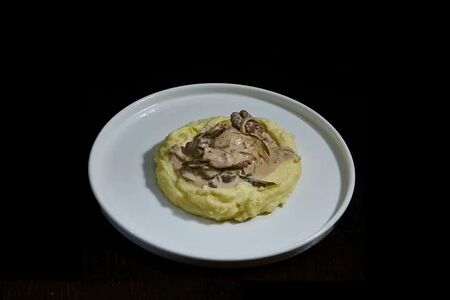 Бефстроганов с говядиной и картофельным пюре