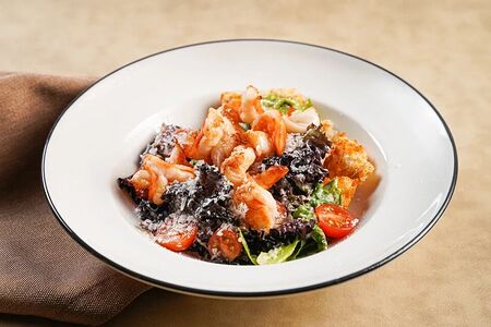 Салат Цезарь с тигровыми креветками