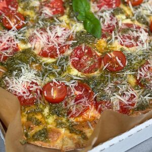 ПП-пицца без глютена с соусом песто и томатами