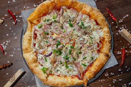 Пицца с ветчиной и грибами