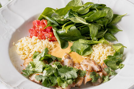 Пряный цыплёнок с лисичками и молодым шпинатом