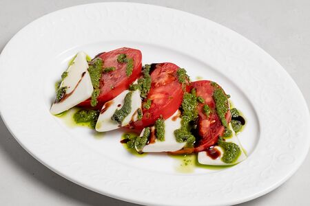 Сулугуни с томатами в соусе чимичури