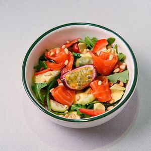 Салат-боул с лососем и манго 