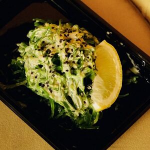 Салат чука с кунжутно-ореховым соусом